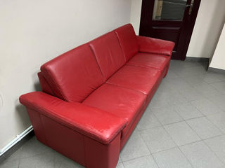 Продается офисный кожаный диван б/у в отличном состоянии. Размеры 220*090 см foto 2