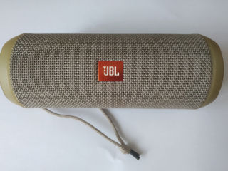 Продаётся колонка JBL Flip 3.