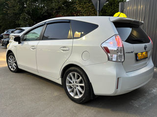 Toyota Prius v foto 5