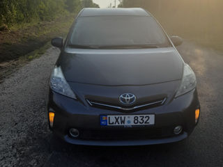 Toyota Prius v foto 5