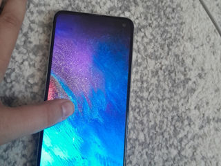 Samsung s10e pe o tabletă foto 5