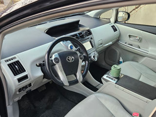 Toyota Prius v foto 10