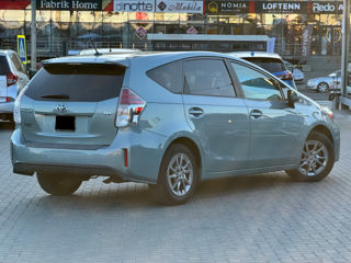 Toyota Prius v foto 5