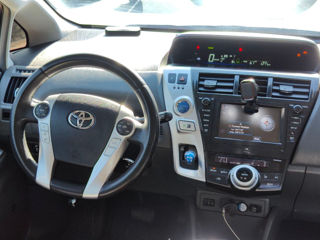 Toyota Prius v foto 13