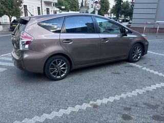 Toyota Prius v foto 1