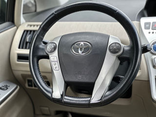 Toyota Prius v foto 8