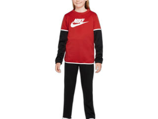 Costum sportiv Nike