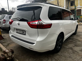 Toyota Sienna foto 4