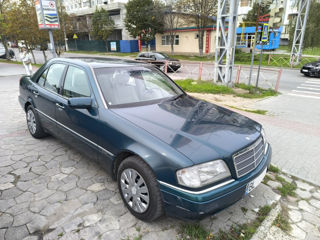 Mercedes C-Class foto 1