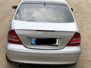 Mercedes C-Class foto 2