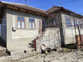 Se vinde casă bătrînească amplasată în Miclești (lîngă Peresecina)