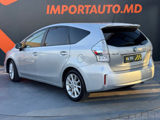 Toyota Prius v foto 8