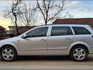 Dezmembram Opel Astra j Opel Astra H foto 4