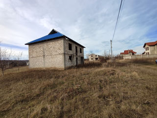 Lot de teren cu casă nefinisată la 10 km de Chișinău
