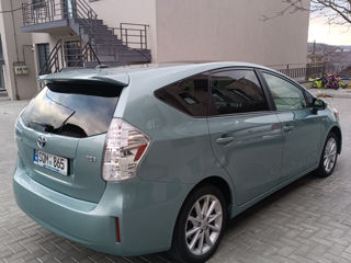 Toyota Prius v foto 3