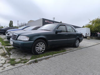 Mercedes C-Class foto 2