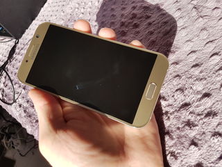 Vind Samsung Galaxy A7 2017  ideal dar nu arata ecranu e defect Negru  dau cu husa (MODEL: A720F/DS) фото 2