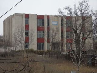 Продаю, возможно и в рассрочку, сдаю в аренду или обменяю, 1/2 часть здания в г. Кэушень, Молдова