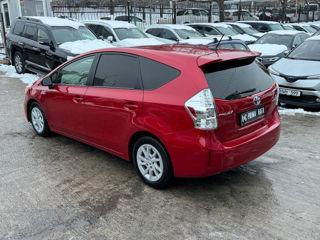 Toyota Prius v foto 9