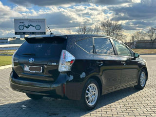 Toyota Prius v foto 3