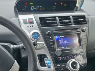 Toyota Prius v foto 2