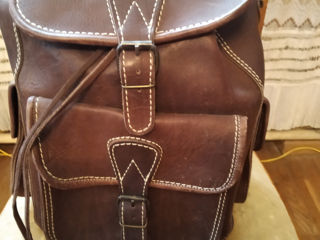Новый кожаный рюкзак из толстой прочной кожи - 3600 л. Одно отделение и три объёмных наружных кармаш