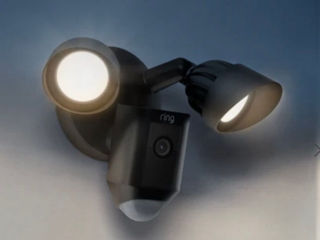 Ring Floodlight Cam Wired Plus nou!