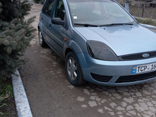 Ford Fiesta foto 2