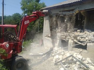 Снос старых домов и любых построек, вывоз  Demolarea caselor vechi, manual sau cu tehnica foto 1