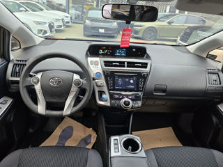 Toyota Prius v foto 9