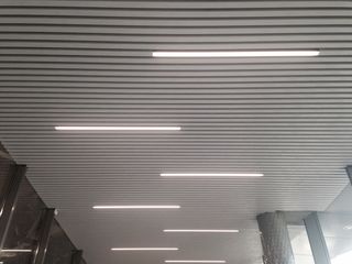Реечные алюминиевые подвесные потолки, tavane lamelare foto 5