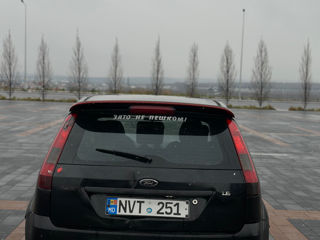 Ford Fiesta foto 4