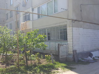 Apartament cu trei camere fara reparatie,Straseni foarte aproape de traseul Chisinau-Ungheni foto 1