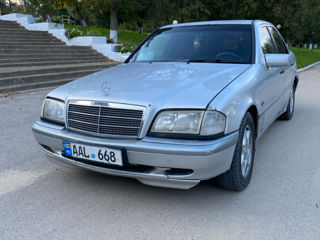 Mercedes C-Class foto 2