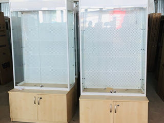 Se vinde vitrina din sticla+ panou perforat spate cu dulap jos la preț foarte accesibil!