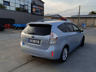 Toyota Prius v foto 4