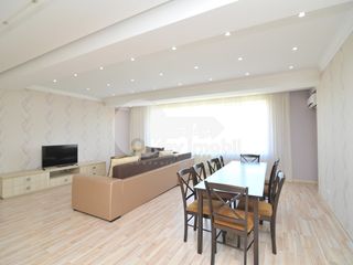 Centrul orașului ! Apartament spațios cu 3 dormitoare+salon, 1200 € ! foto 8