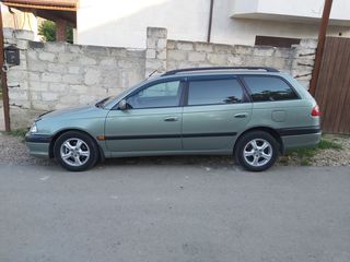 Toyota Avensis foto 2