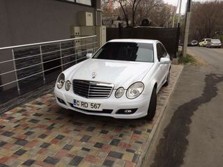 E Class W211 albe/negre (белые/черные) - 10 €/ora (час) & 65 €/zi (день) foto 8