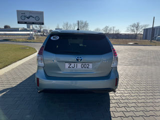 Toyota Prius v foto 5