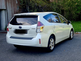 Toyota Prius v foto 4