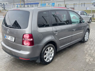 Volkswagen Touran foto 2