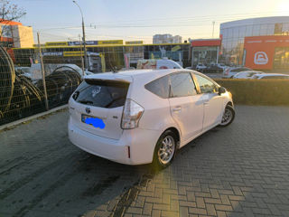 Toyota Prius v foto 3