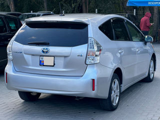 Toyota Prius v foto 3