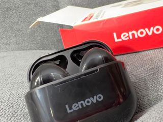 Безпроводные наушники Lenovo.