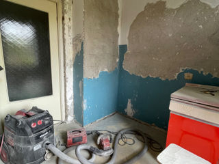 Зачищаем старую краску со стен и смолу с пола. foto 6