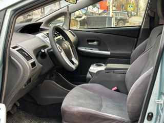 Toyota Prius v foto 10