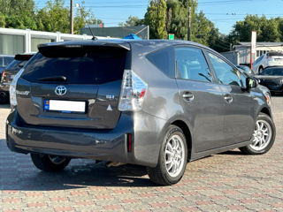 Toyota Prius v foto 4