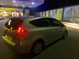 Toyota Prius v foto 9