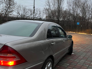 Mercedes C-Class foto 2